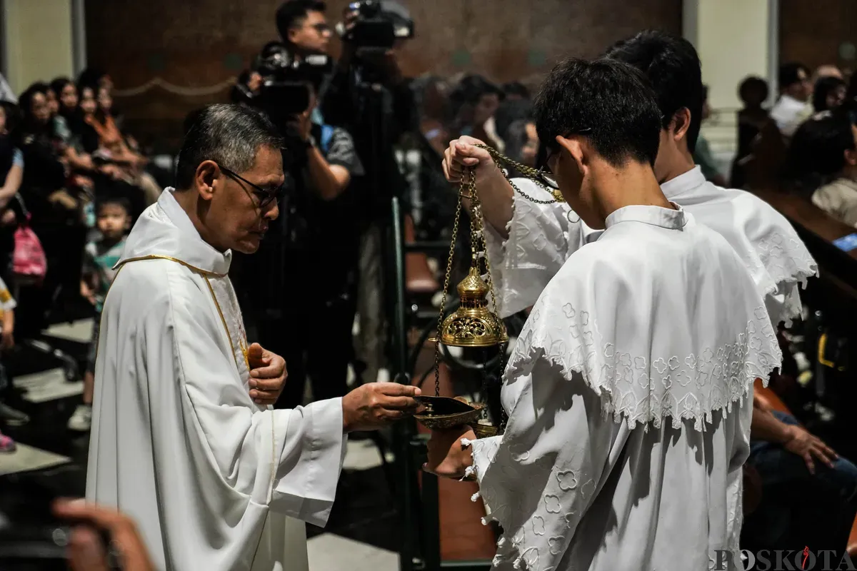 Umat Katolik mengikuti ibadah Kenaikan Yesus Kristus di Gereja Katedral, Jakarta, Kamis, 29 Mei 2025. Gereja Katedral Jakarta menyelenggarakan Ibadah misa dipimpin yang oleh Romo Maharsono Probho. (Sumber: Poskota/Bilal Nugraha Ginanjar)