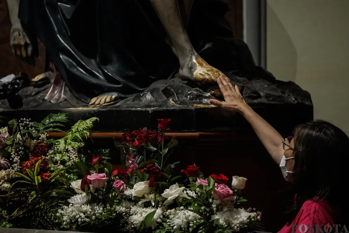 Umat Katolik mengikuti ibadah Kenaikan Yesus Kristus di Gereja Katedral, Jakarta, Kamis, 29 Mei 2025. Gereja Katedral Jakarta menyelenggarakan Ibadah misa dipimpin yang oleh Romo Maharsono Probho. (Sumber: Poskota/Bilal Nugraha Ginanjar)