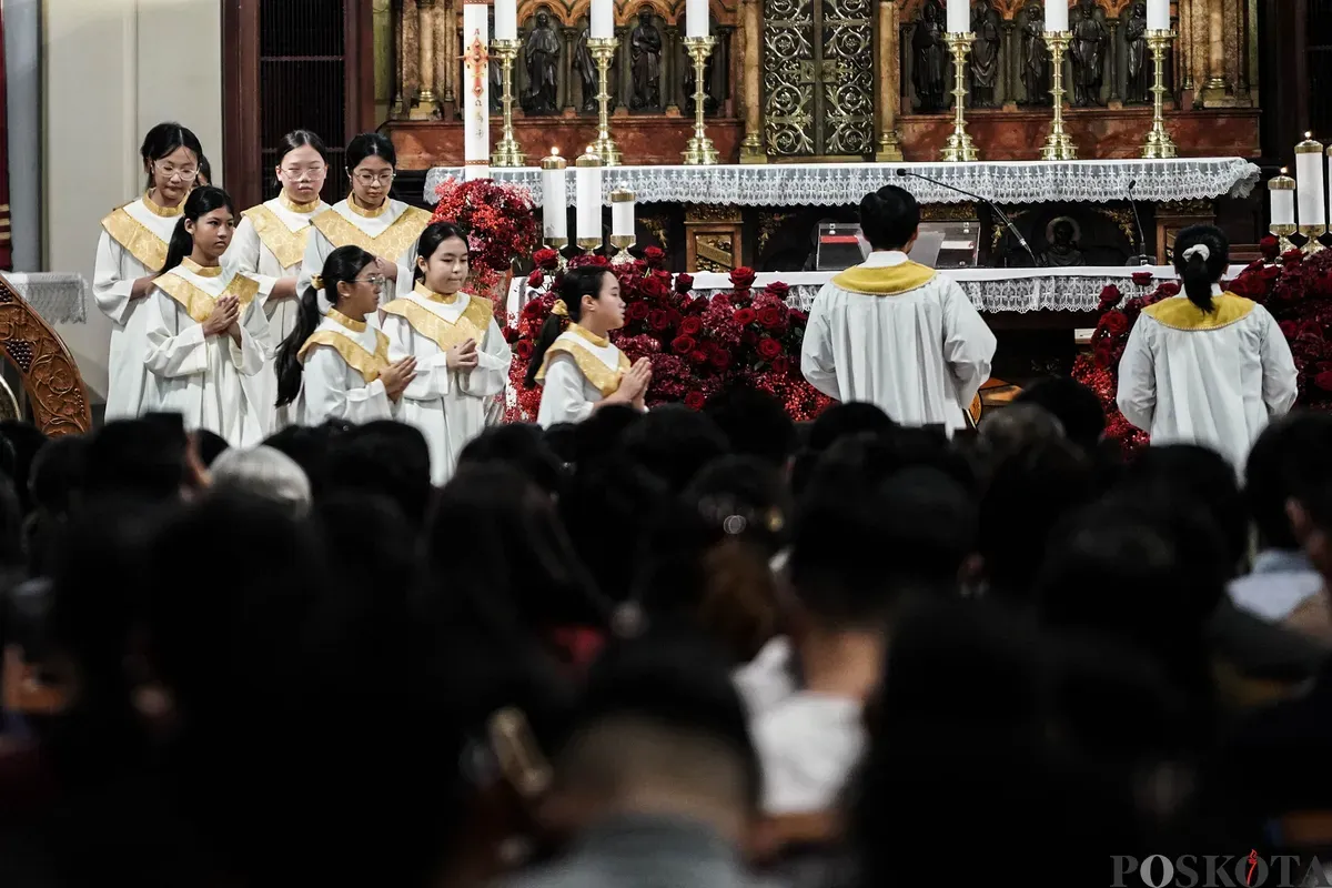 Umat Katolik mengikuti ibadah Kenaikan Yesus Kristus di Gereja Katedral, Jakarta, Kamis, 29 Mei 2025. Gereja Katedral Jakarta menyelenggarakan Ibadah misa dipimpin yang oleh Romo Maharsono Probho. (Sumber: Poskota/Bilal Nugraha Ginanjar)