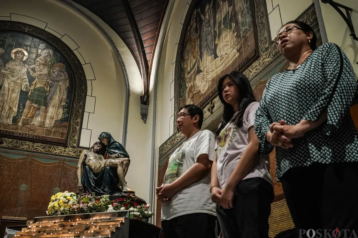 Umat Katolik mengikuti ibadah Kenaikan Yesus Kristus di Gereja Katedral, Jakarta, Kamis, 29 Mei 2025. Gereja Katedral Jakarta menyelenggarakan Ibadah misa dipimpin yang oleh Romo Maharsono Probho. (Sumber: Poskota/Bilal Nugraha Ginanjar)
