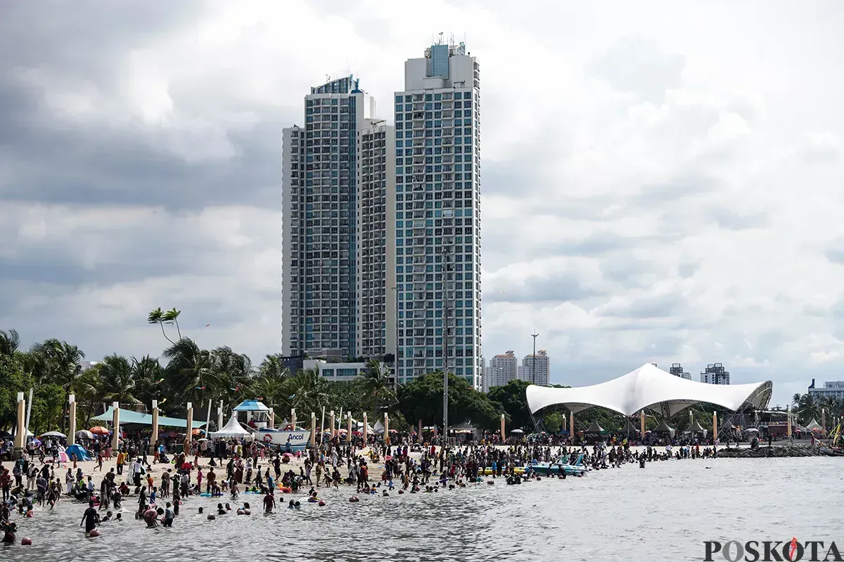 Suasana pengunjung di Pantai Ancol, Jakarta Utara. (Sumber: Poskota/Bilal Nugraha Ginanjar)