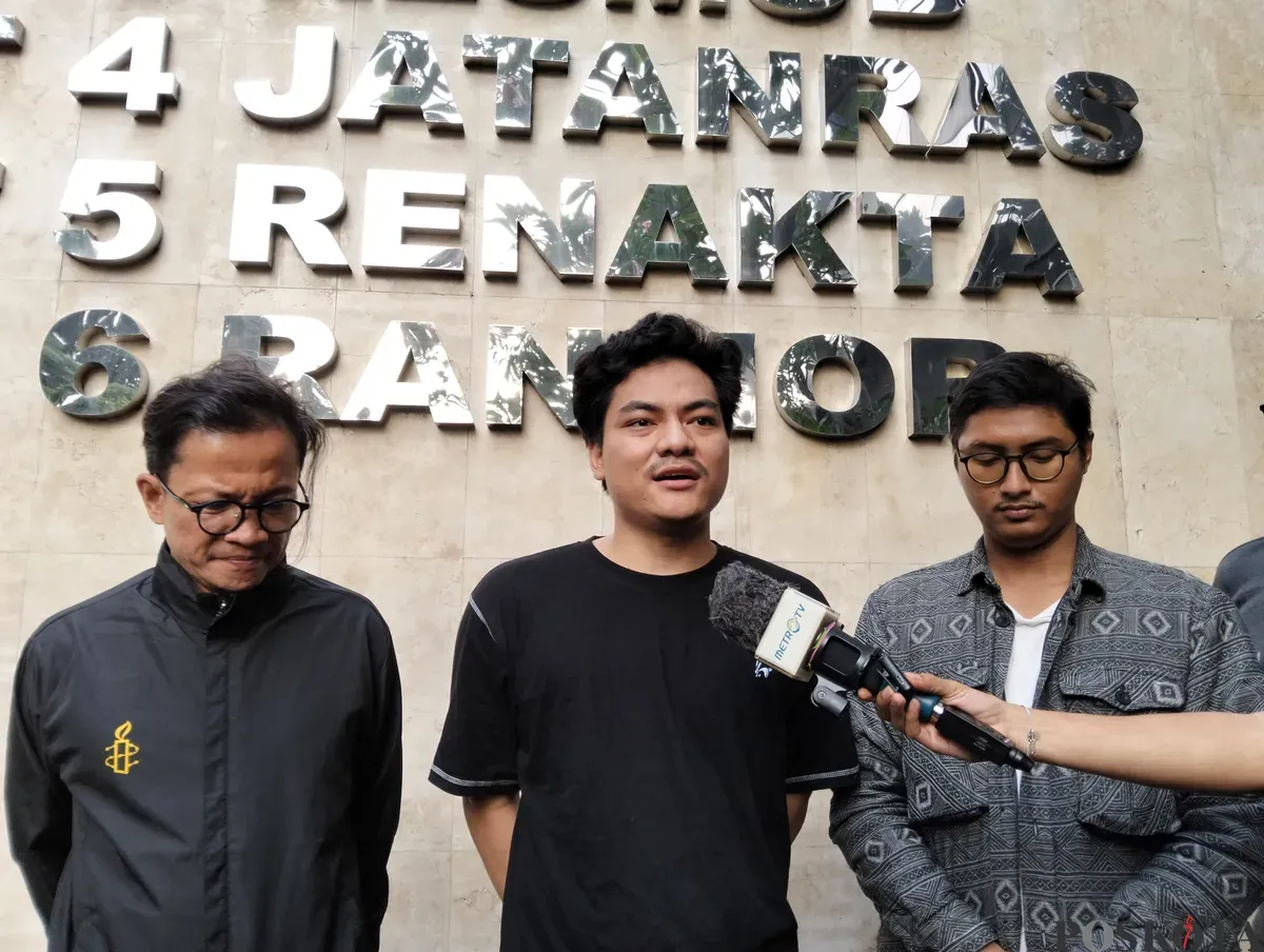 Salah satu mahasiswa Trisakti berinisial MAA, 21 tahun yang sempat ditangkap dan ditahan saat demo di Balai Kota Jakarta, diizinkan pulang, saat ditemui di Polda Metro Jaya, Jakarta Selatan, Jumat, 30 Mei 2025. (Sumber: Poskota/Ali Mansur)