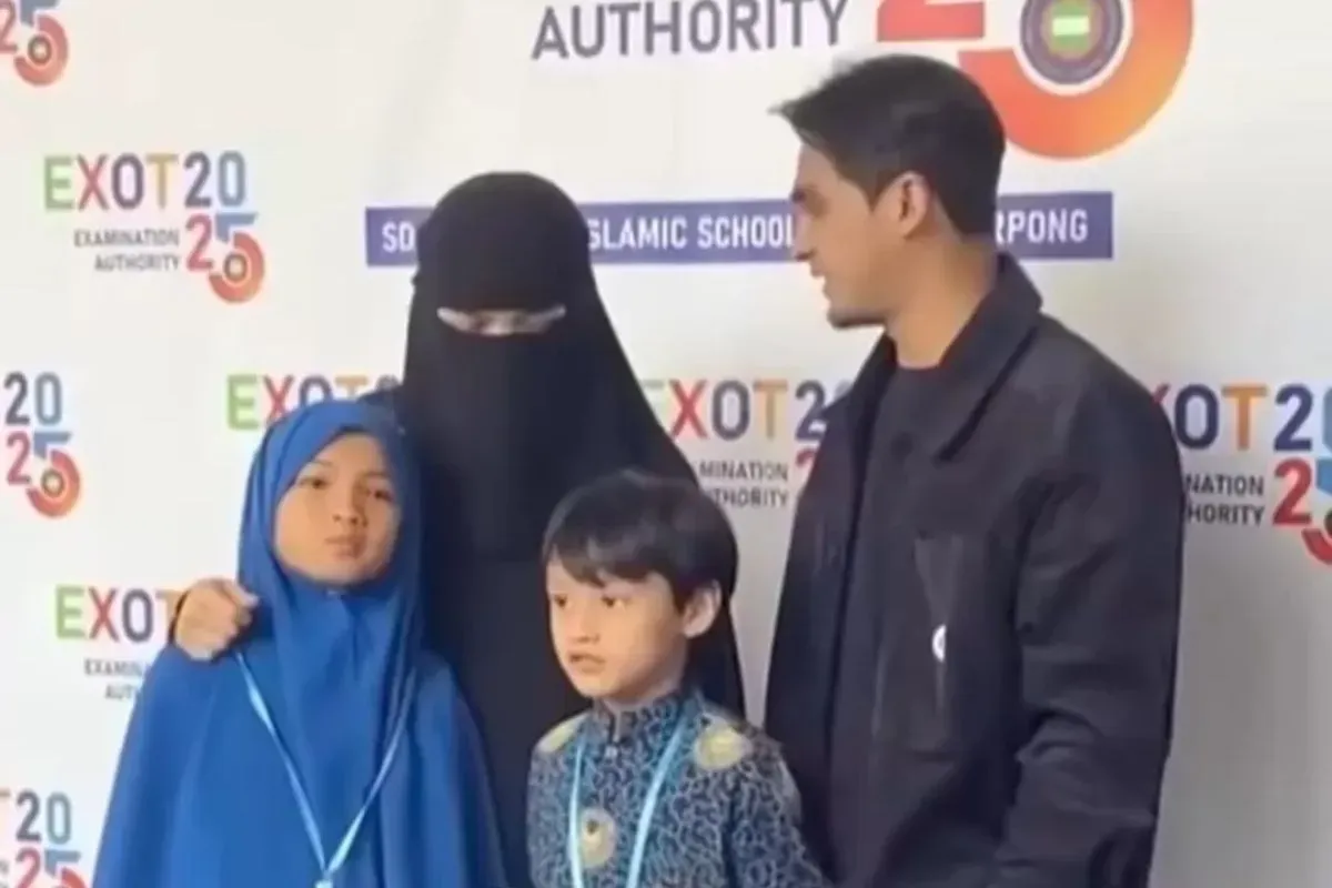 Herfiza Novianti istri Ricky Harun dalam penampilan barunya mengenakan cadar. (Sumber: Istimewa)