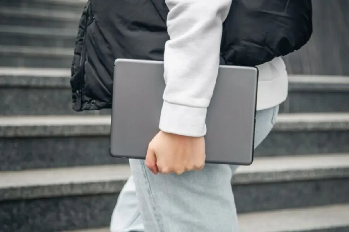 Dua stafsus era Nadiem Makarim diperiksa Kejagung soal dugaan korupsi pengadaan laptop. (Sumber: Freepik)