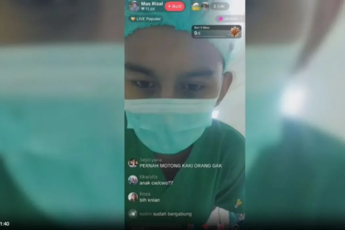 Live streaming TikTok saat tangani pasien, dua nakes dipecat tidak hormat. (Sumber: Istimewa)
