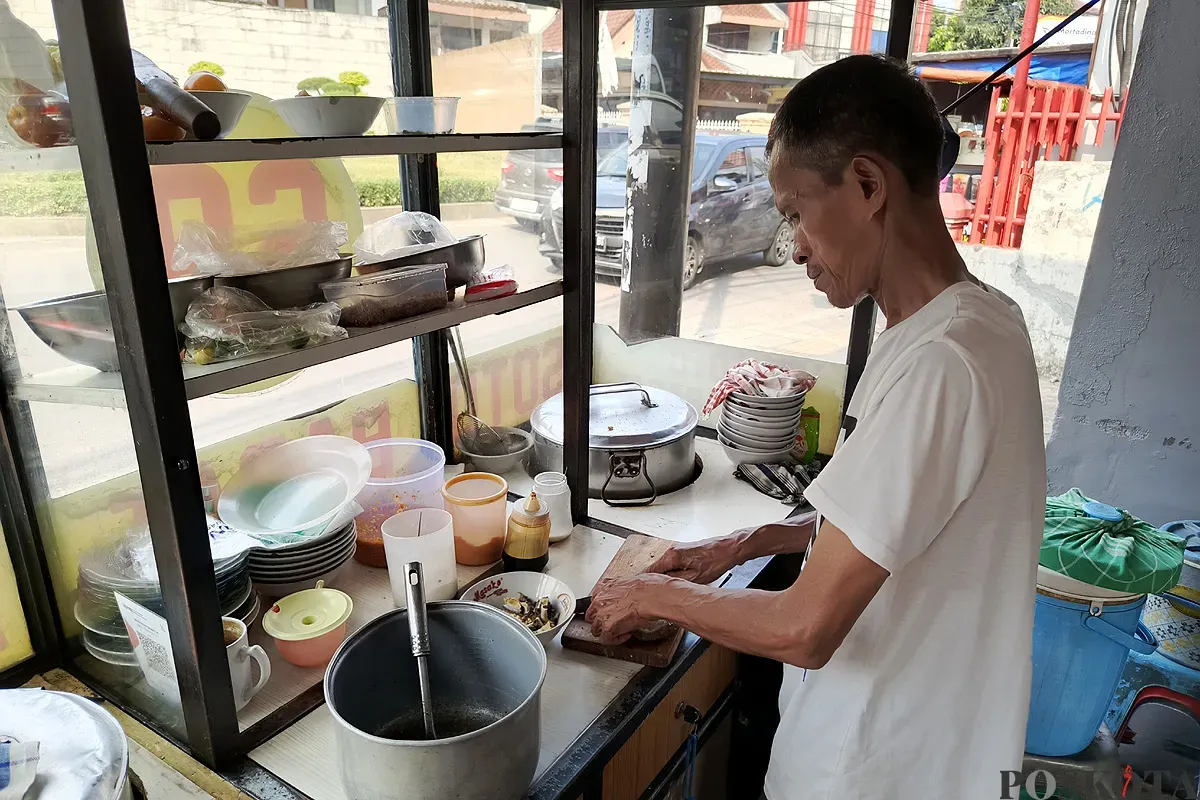 Ripno, pedagang soto di Jalan WR Supratman, Pondok Ranji, Tangerang Selatan. (Sumber: POSKOTA | Foto: Ali Mansur)