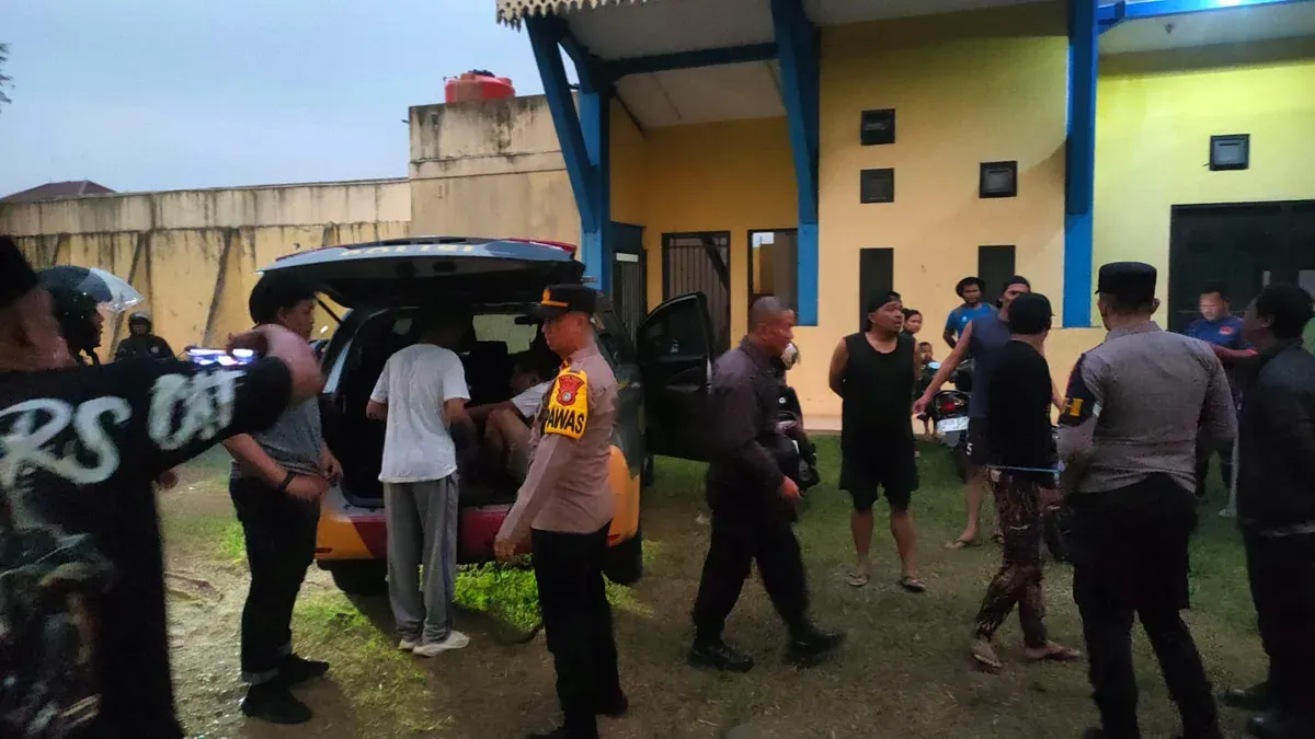 Anggota Polsek Cimanggis mengamankan tiga pelajar terlibat tawuran  antar Kelompok  di Sukatani, Tapos, Jumat Petang, 30 Mei 2025. Berserta barang bukti senjata tajam disita. (Sumber: Polsek Cimanggis)