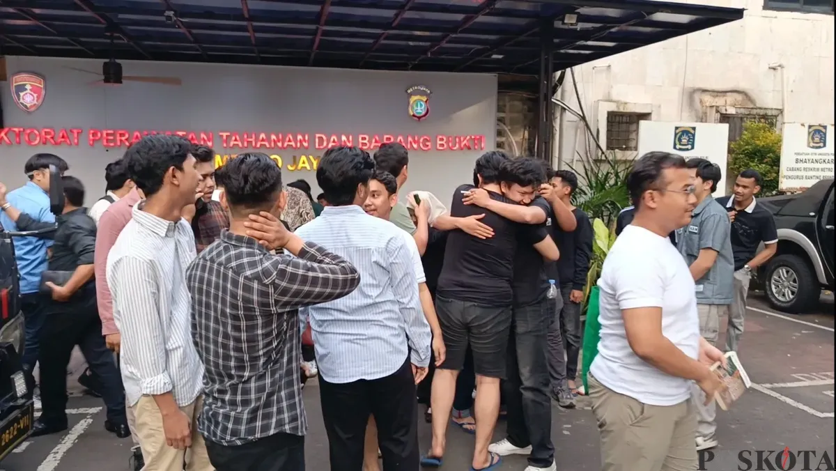 Para mahasiswa Universitas Trisakti menyambut rekan-rekannya yang dibebaskan atau ditangguhkan penahanannya di Polda Metro Jaya, Jakarta Selatan. (Sumber: Poskota/Ali Mansur)