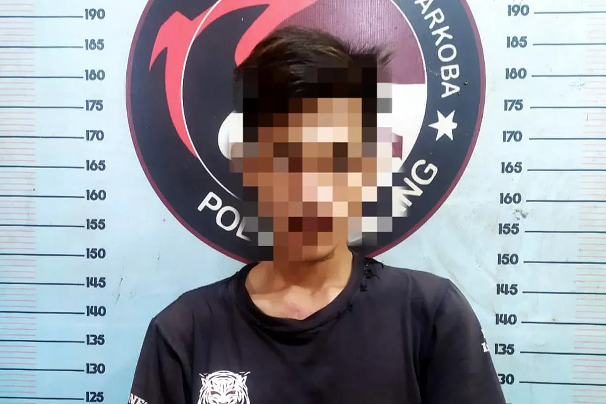 Tersangka AS saat diamankan di ruang Satresnarkoba Polres Serang. (Sumber: Dok. Humas Polres Serang)