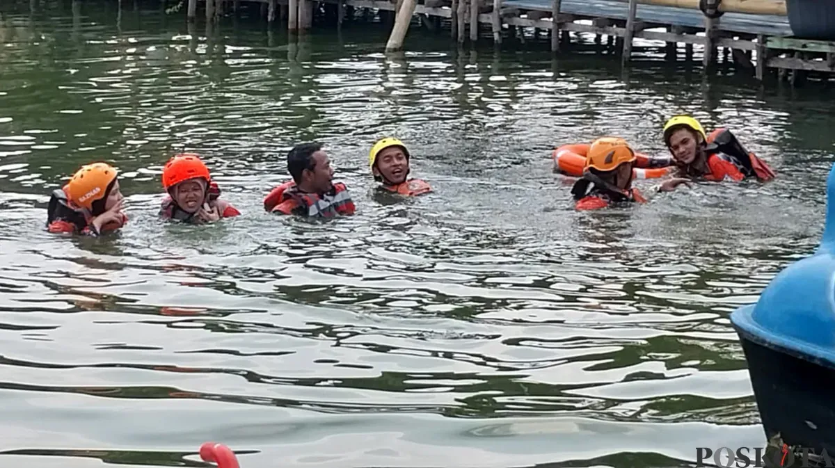 Puluhan relawan Baznas dan mahasiswa binaan mengikuti kegiatan water rescue di Situ Rawa Gede, Kota Bekasi, Sabtu, 31 Mei 2025. (Sumber: POSKOTA | Foto: Nurpini Aulia Rapika)