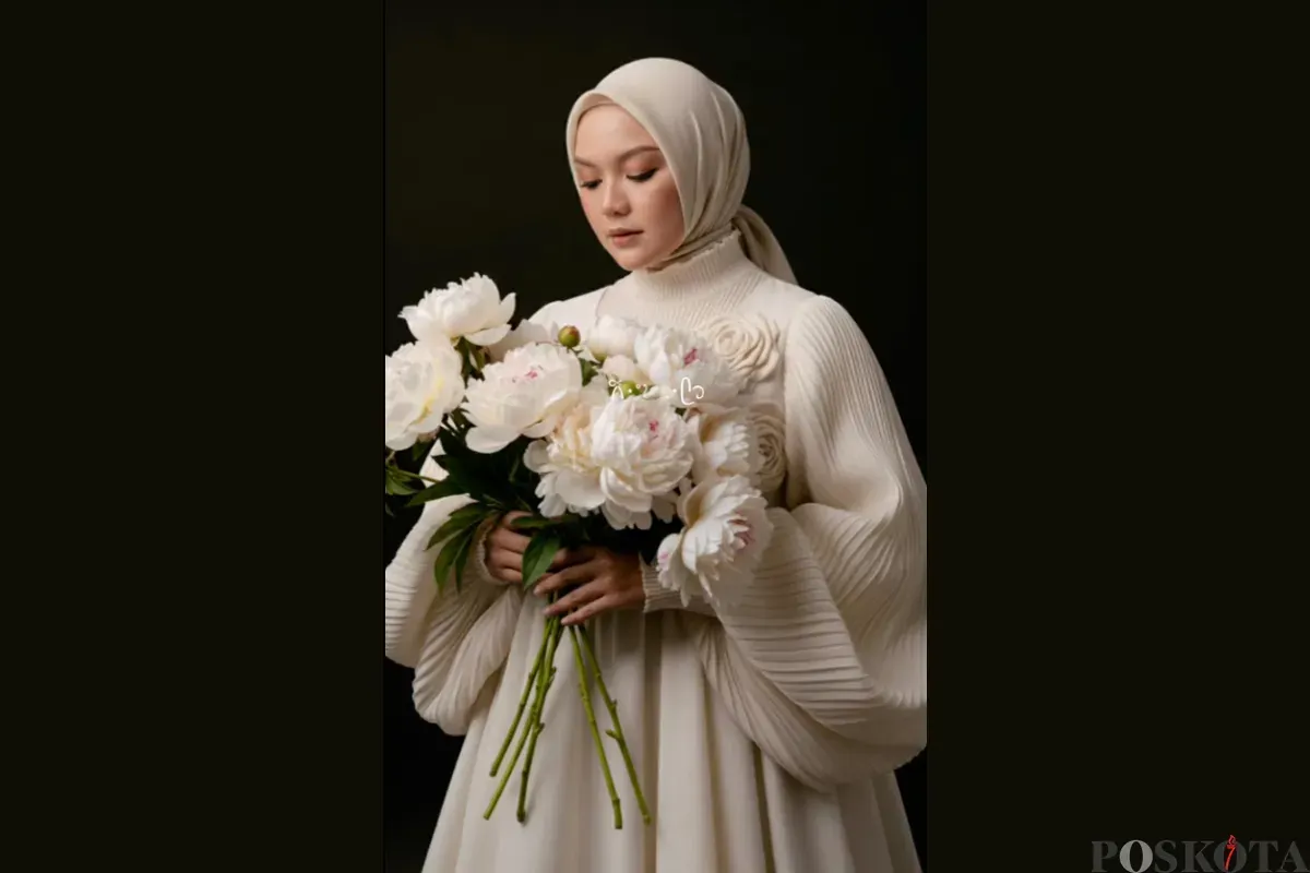 Ubah Foto Biasa Jadi Aesthetic Pegang Bunga ala Studio Pakai Gemini AI (Sumber: TikTok/@firdavidha)