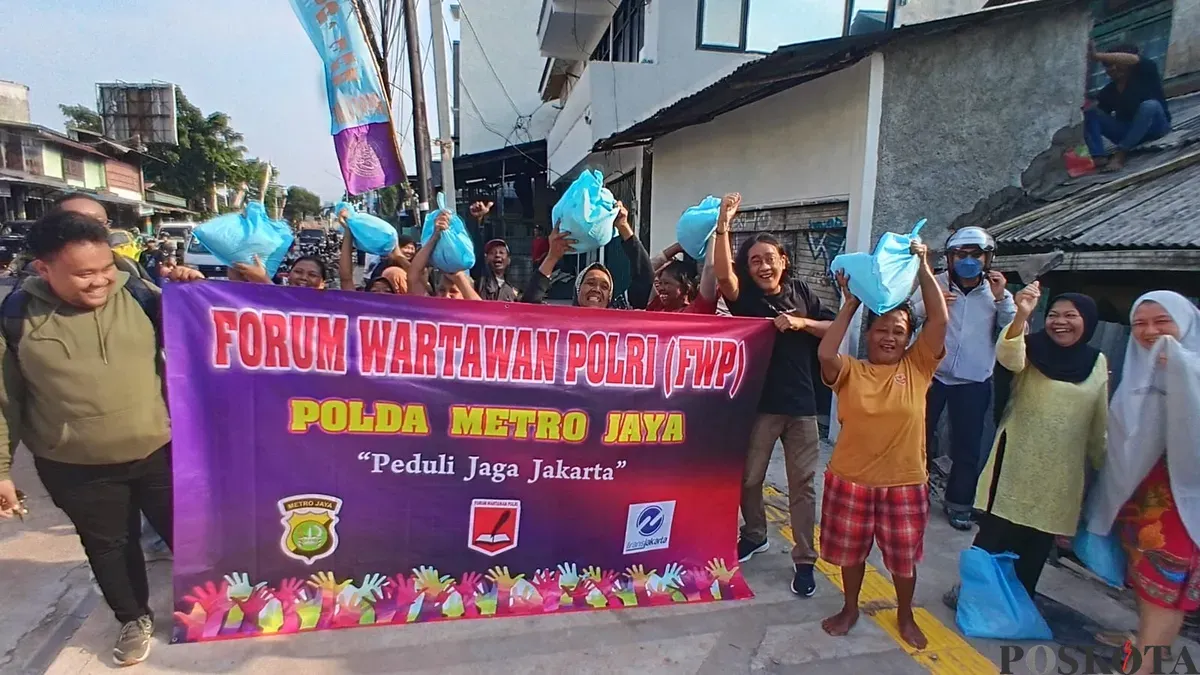 Sejumlah wartawan yang tergabung dalam Forum Wartawan Polri (FWP) Polda Metro Jaya membagikan sembako kepada warga kurang mampu pada Jumat, 31 Oktober 2025. (Sumber: POSKOTA | Foto: Ali Mansur)