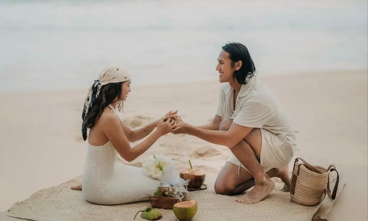 Pembalap, Sean Gelael, resmi melamar aktris Hana Malasan dalam sebuah momen romantis yang digelar di Nihi Sumba, Nusa Tenggara Timur (NTT). (Sumber: Instagram/@gelaelized)