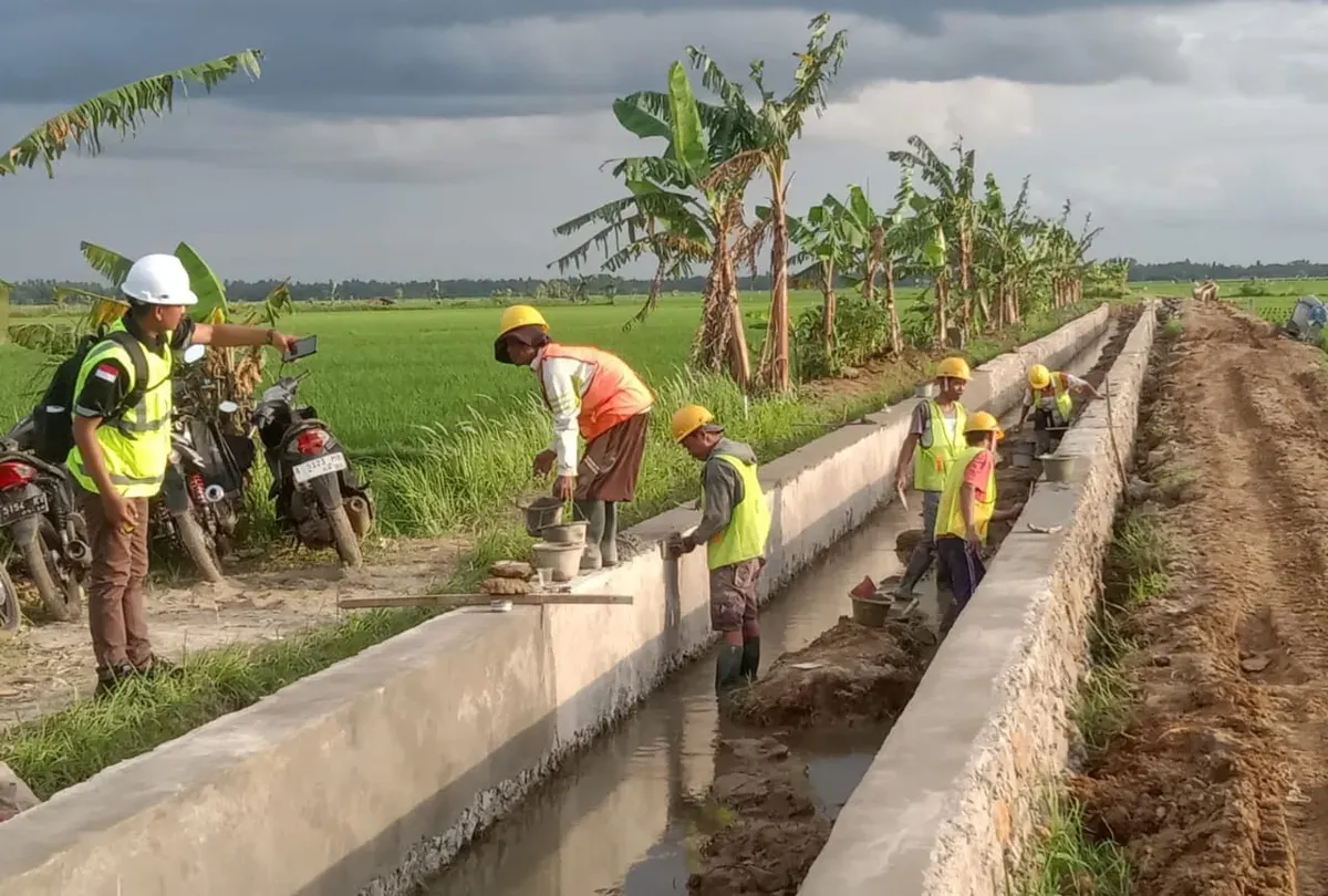 Para pekerja saat melaksanakan pekerjaan pada proyek irigasi DI Cukang Sadang di Kecamatan Pagelaran, Pandeglang. (Sumber: Istimewa)