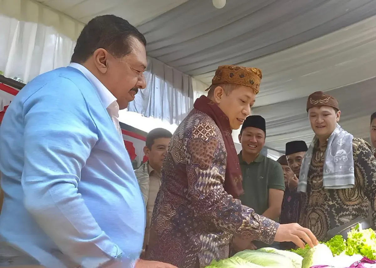 Menteri Koperasi dan UKM Ferry Juliantono (tengah), Dewan Penasehat MKK Habib Najib Attamimi (kiri), dan Kader Muda Golkar sekaligus Pemimpin Umum Poskota Azisoko Harmoko (kanan) di Probolinggo, Sabtu, 1 November 2025. (Sumber: Dok. Istimewa)