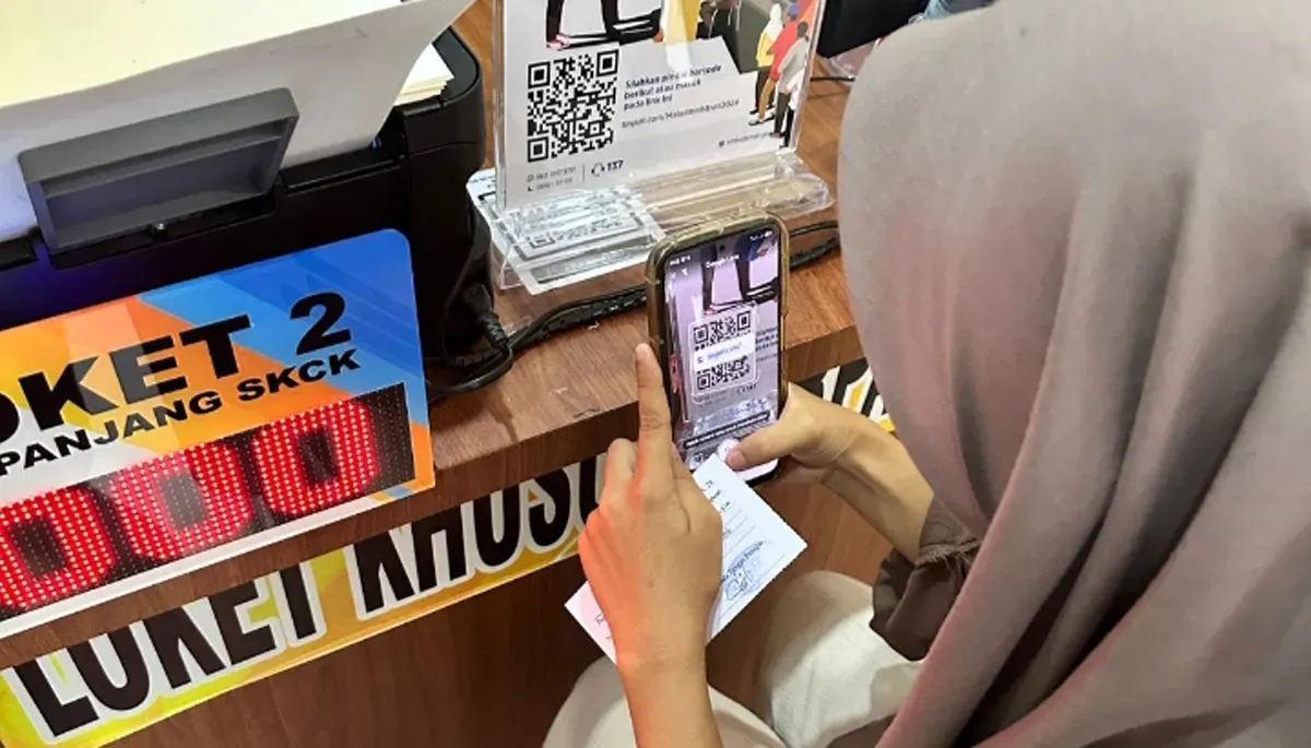 Pemohon saat memindai barcode aplikasi Super App Polri untuk pembuatan SKCK di Mapolres Serang. (Sumber: Dok. Satintelkam Polres Serang)