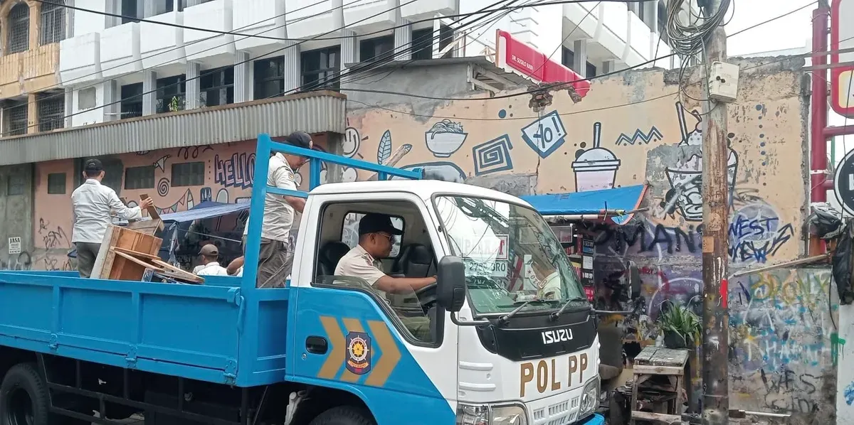 Penertiban lapak PKL yang berdiri diatas saluran air di wilayah Grogol Petamburan, Jakarta Barat. (Sumber: Istimewa)