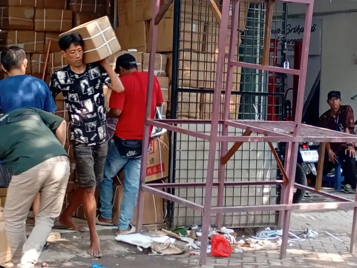 Aparat Polres Metro Jakarta Utara menggerebek sebuah ruko di kawasan Ancol, Pademangan, yang diduga menjadi lokasi pemalsuan perlengkapan makan program MBG. (Sumber: Dok Polres Metro Jakarta Utara)