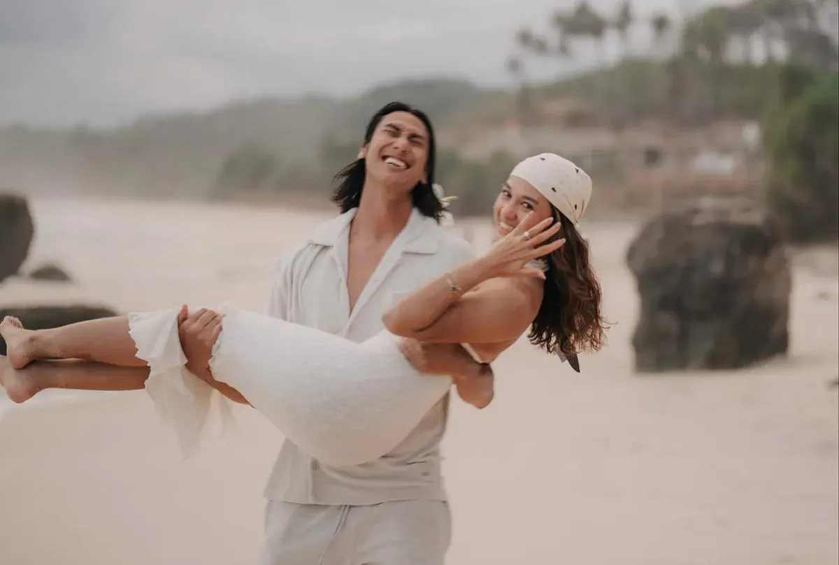 Pembalap, Sean Gelael, resmi melamar aktris Hana Malasan dalam sebuah momen romantis yang digelar di Nihi Sumba, Nusa Tenggara Timur (NTT). (Sumber: Instagram/@gelaelized)