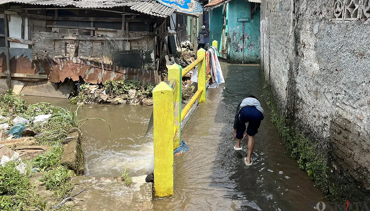 Kondisi permukiman warga di Jati Padang, Pasar Minggu, Jakarta Selatan, yang tergenang akibat tanggul Baswedan jebol pada Jumat, 31 Oktober 2025. (Sumber: POSKOTA | Foto: Pandi Ramedhan)