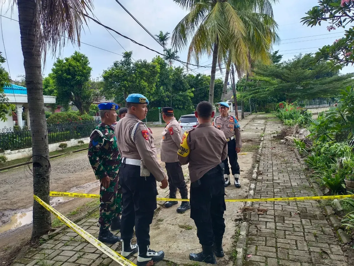 Aparat melakukan cek TKP temuan mortil aktif di pinggir danau Komplek AL Pangkalan Jati, Cinere, Kota Depok. (Sumber: Polsek Cinere)