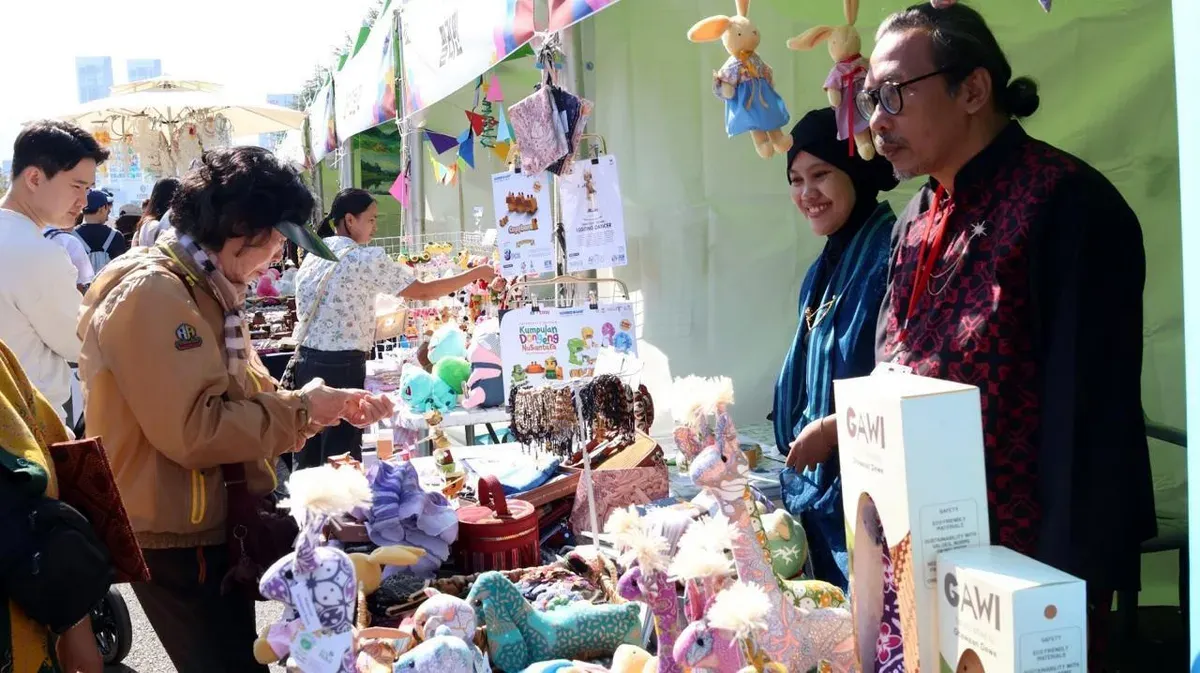 Pengunjung tampak antusias melihat dan membeli produk boneka handmade di booth Hub UMK Jakarta Raya binaan PLN UID Jakarta Raya di ajang MAMF 2025 di Changwon, Korea Selatan. (Sumber: Dok PLN UID Jakarta Raya)