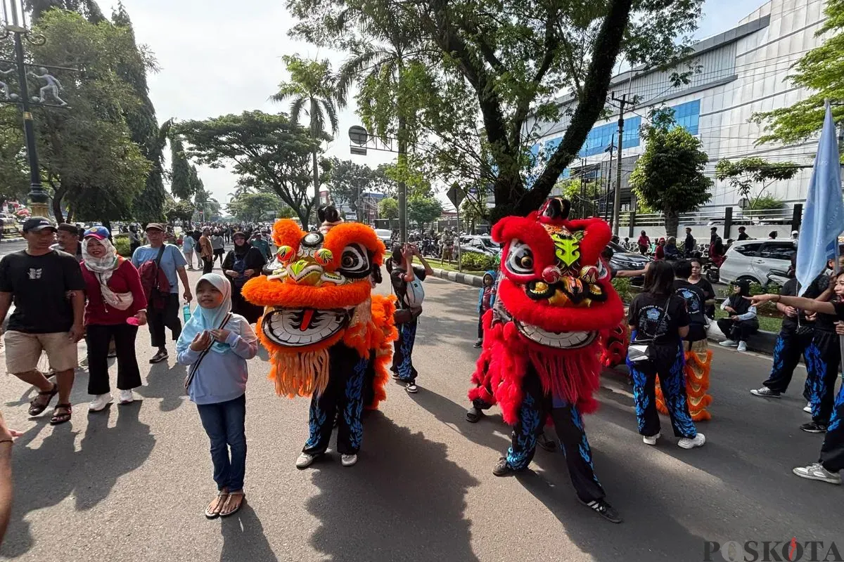 Pertunjukan barongsai pada CFD di Jalan Tegar Beriman, Cibinong, Kabupaten Bogor, Minggu, 2 November 2025. (Sumber: Poskota/Giffar Rivana)