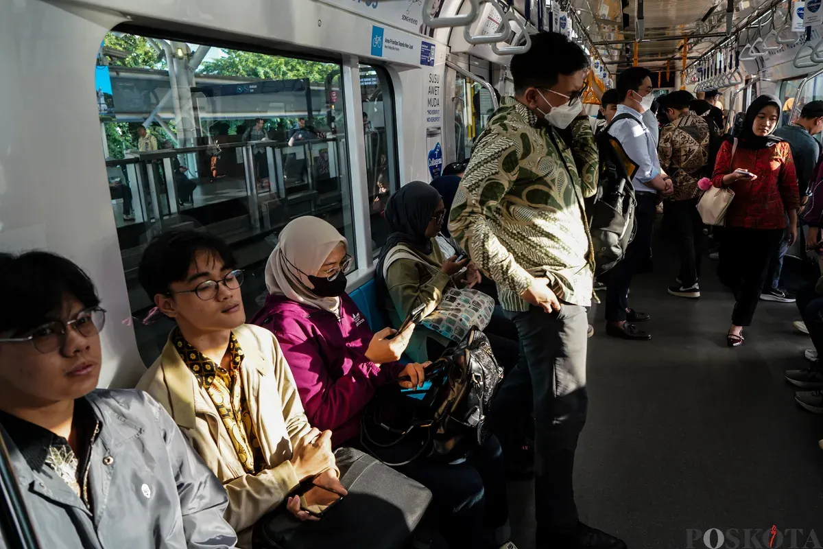ejumlah pekerja  menaiki MRT saat jam pulang kerja di Jakarta. (Sumber: POSKOTA | Foto: Bilal Nugraha Ginanjar)