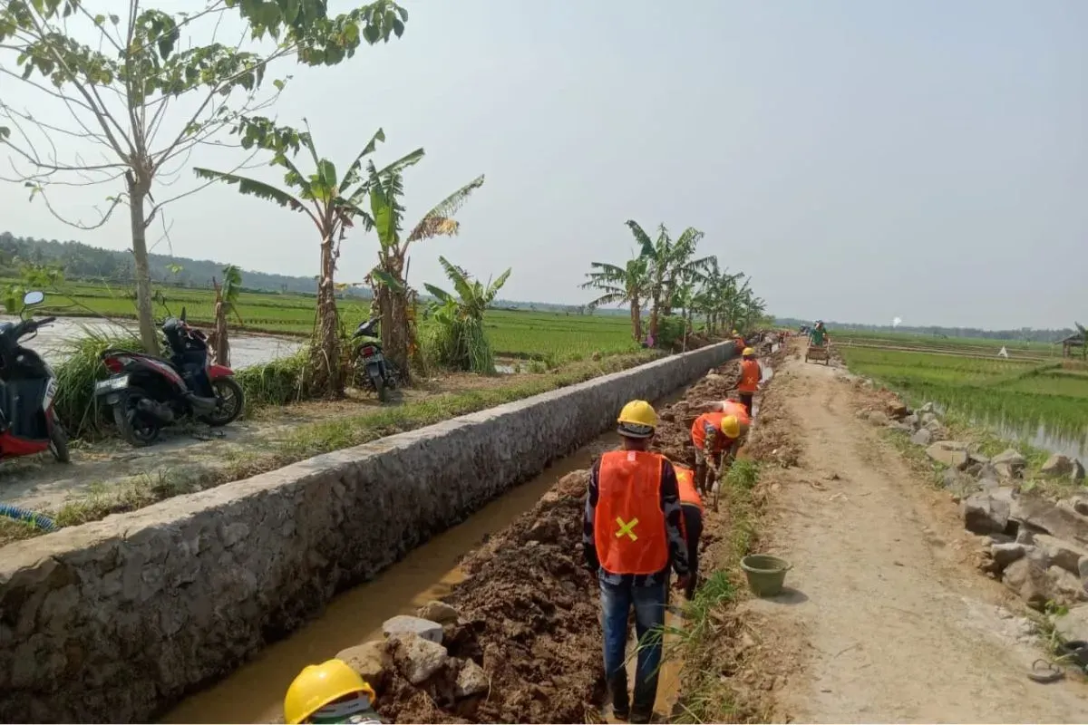 Para pekerja melakukan aktivitas pada proyek irigasi DI Cukang Sadang di Pagelaran, Kabupaten Pandeglang. (Sumber: Dok. Warga)