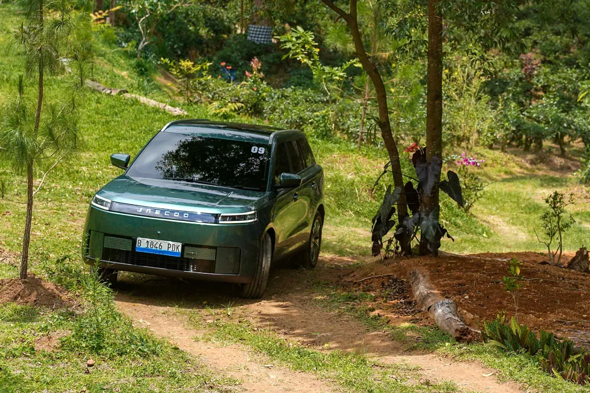 JAECOO J5 EV saat menjalani uji jalan dari Bekasi menuju kawasan Bogor pada Oktober lalu. (Sumber: Dok JAECOO)