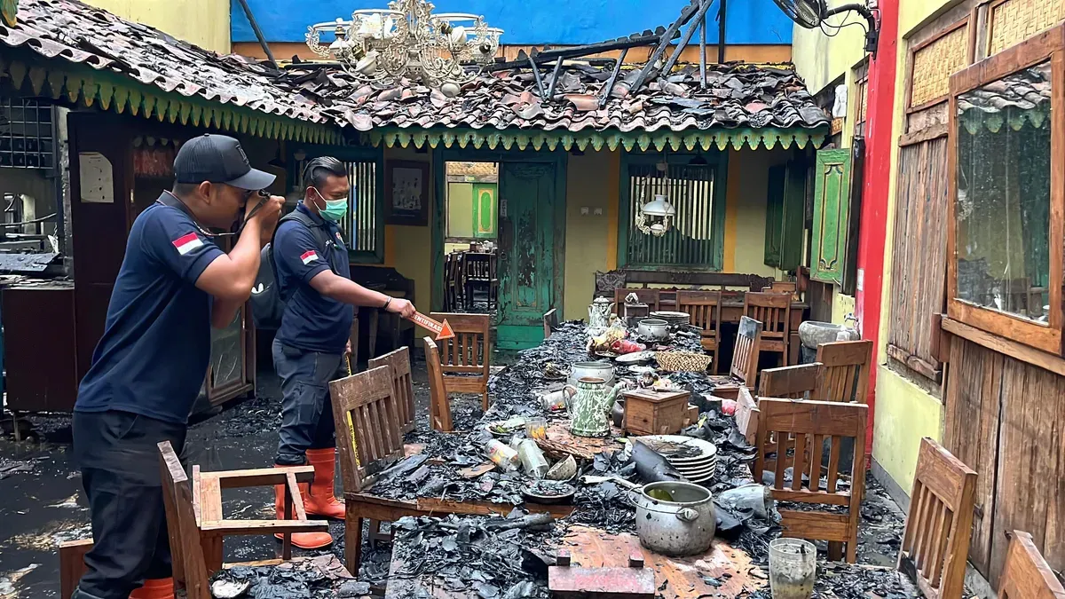 Petugas kepolisian saat melakukan olah TKP kebakaran di rumah makan kawasan Grand Kamala Lagoon, Kecamatan Bekasi Selatan, Kota Bekasi, pada Minggu, 2 November 2025. (Sumber: Istimewa)