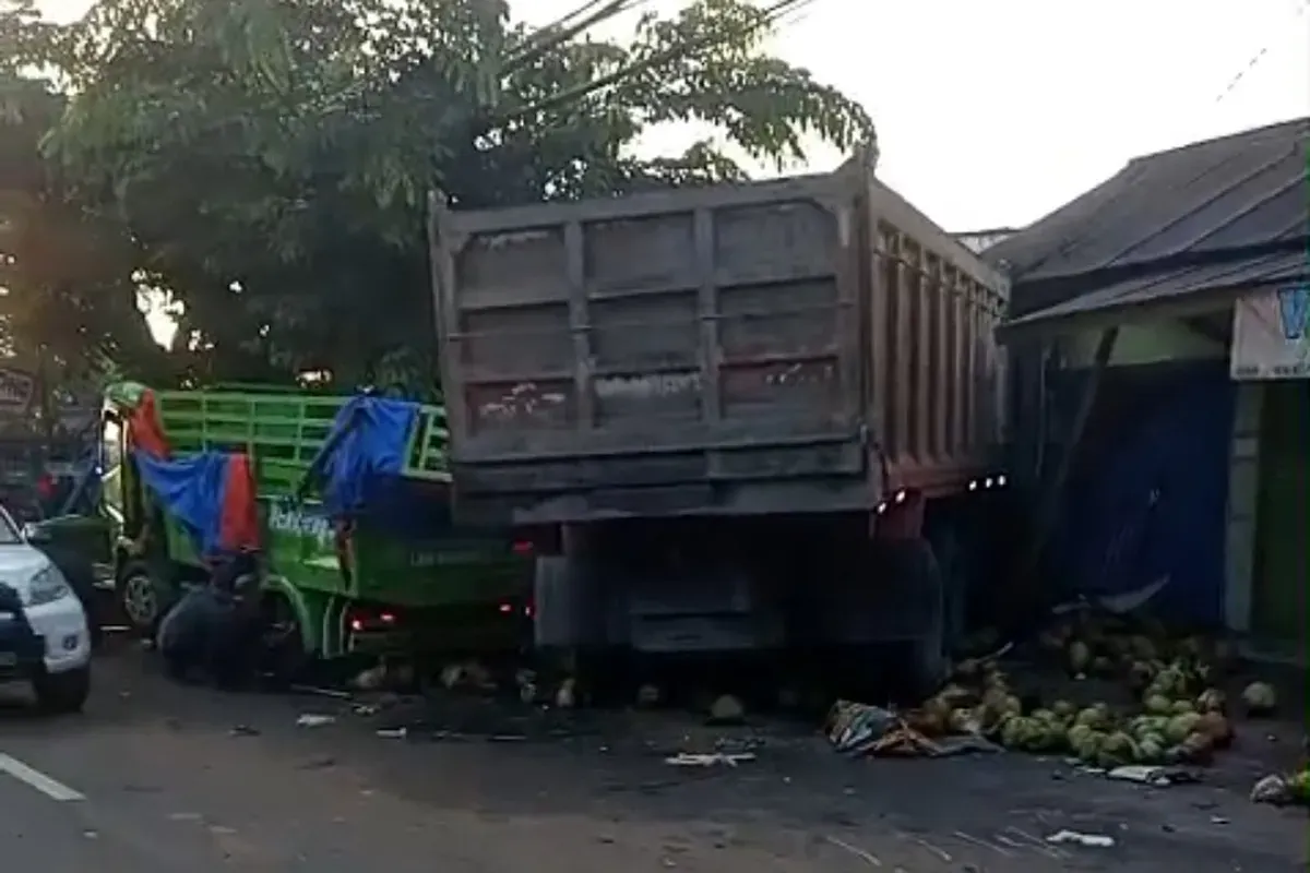 Tangkap layar kecelakaan lalu lintas terjadi di kawasan Cileungsi, Kabupaten Bogor, yang melibatkan dua truk dan satu motor.