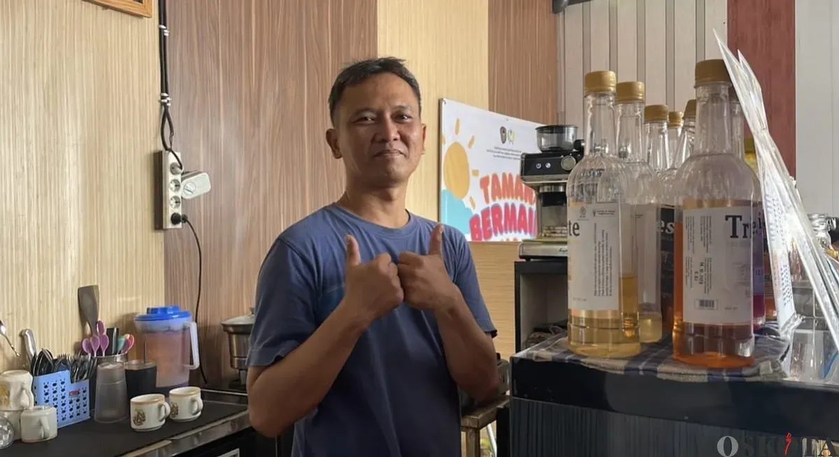 Budi Setiadi, mantan napi pengedar narkoba jenis sabu yang kini menjadi barista di Kafe Bapas Kelas 1A Jakarta Barat. (Sumber: POSKOTA | Foto: Pandi Ramedhan)