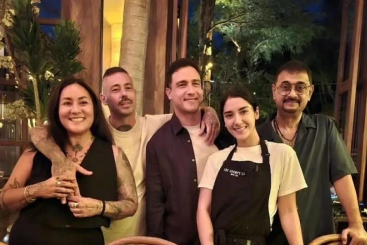 Foto yang viral di media sosial menampilkan Hamish Daud (ketiga dari kiri) bersama Sabrina Alatas (dua dari kanan). (Sumber: X/@bisulpecahhhh)