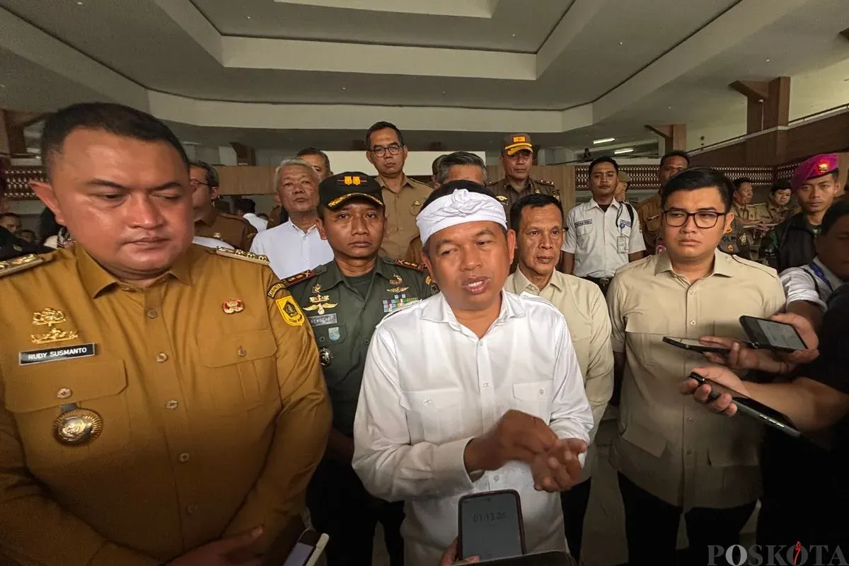 Gubernur Jabar, Dedi Mulyadi saat menyampaikan pernyataan kepada wartawan, Senin, 3 November 2025. (Sumber: Poskota/Giffar Rivana)