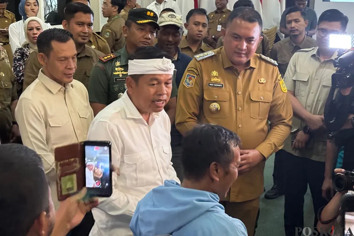 Gubernur Jabar, Dedi Mulyadi di kantor Setda Kabupaten Bogor, Senin, 3 November 2025. (Sumber: Poskota/Giffar Rivana)