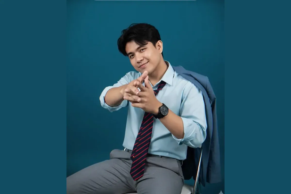 Edit Foto Studio dengan Gaya Finger Gun Pakai Gemini AI, Gini Caranya (Sumber: TikTok/@miftahularifin_93)