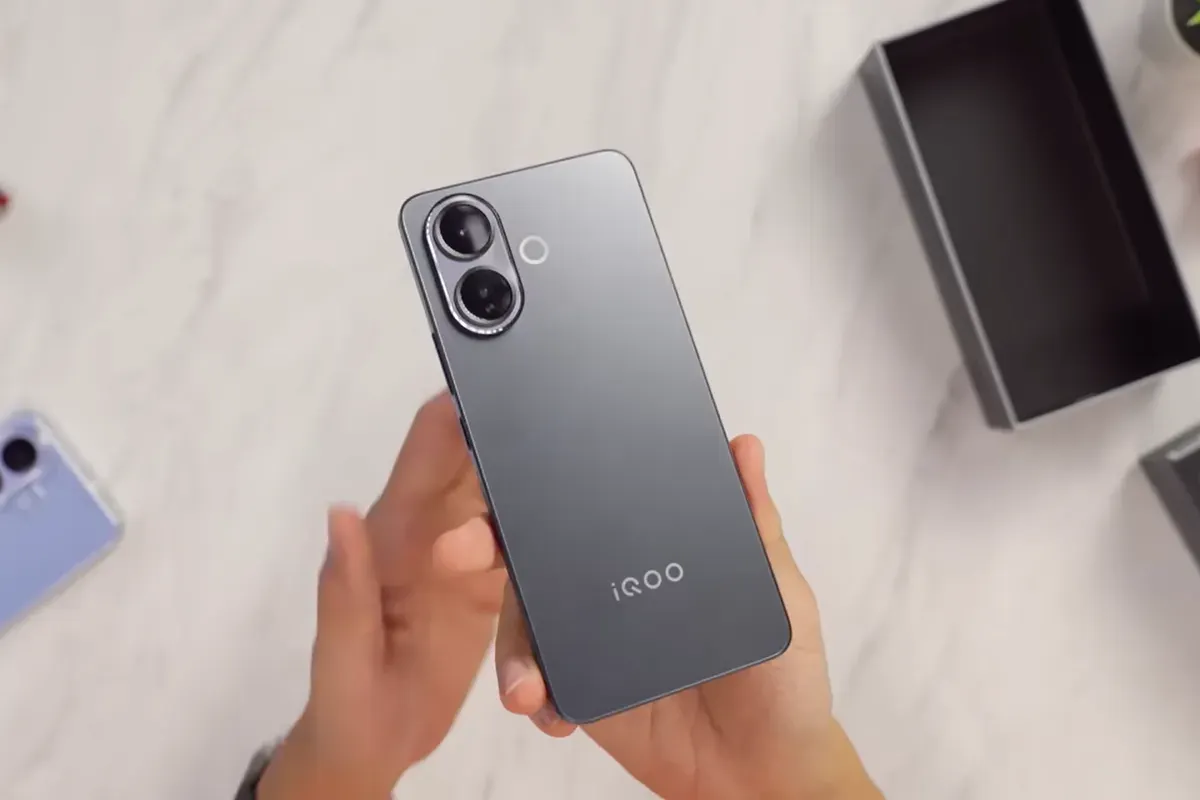Harga dan Spesifikasi iQOO Z10R 5G (Sumber: YouTube/GadgetIn)