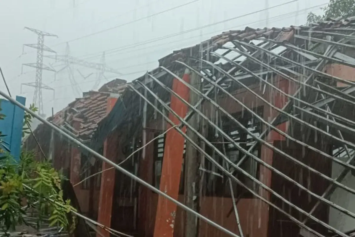 Atap kelas SMKN 1 Gunung Putri, Wanaherang, Kabupaten Bogor, ambruk diterjang hujan deras disertai angin kencang, Senin, 3 November 2025. (Sumber: Dok. Istimewa)