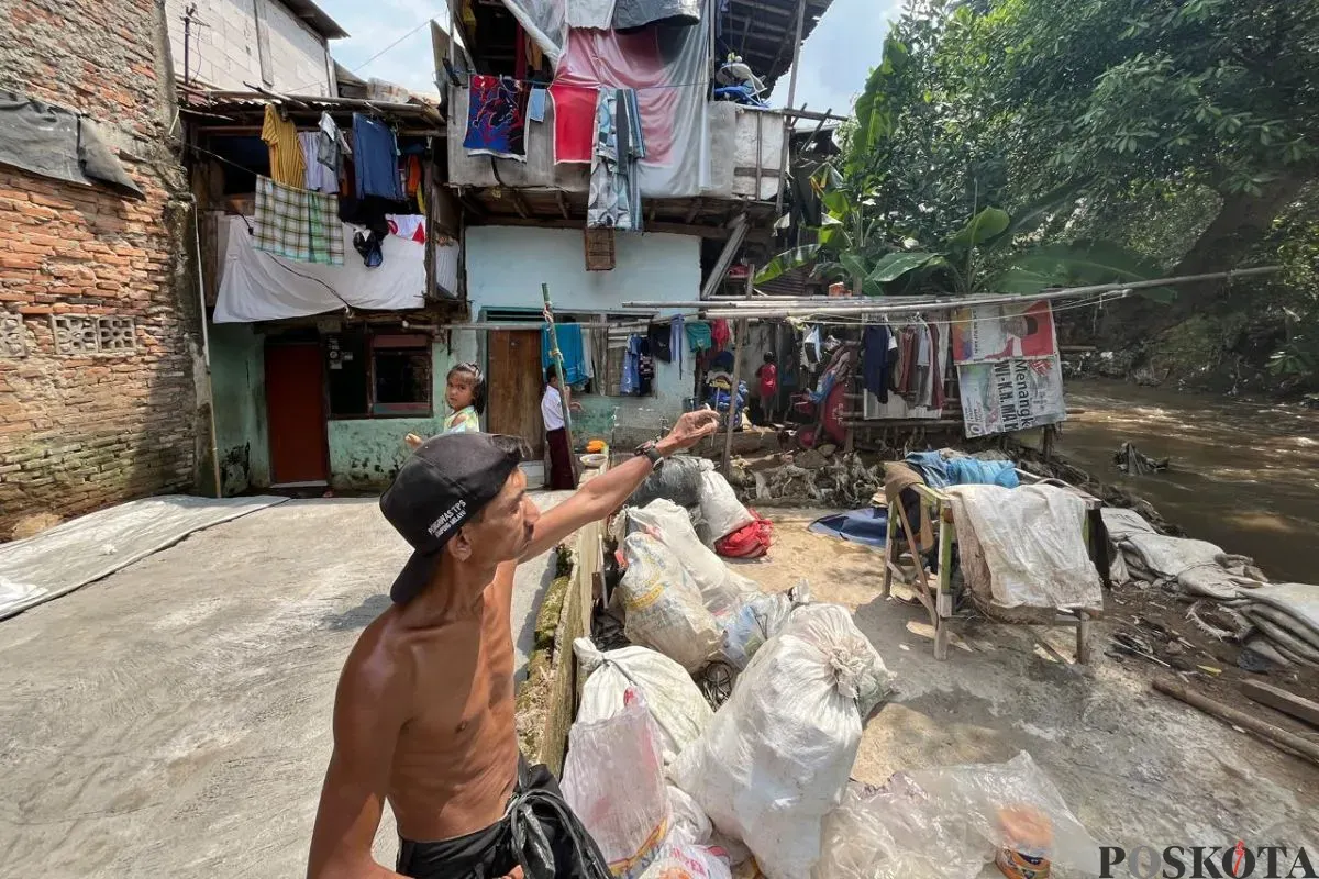 Saiful, 43 tahun, warga RT 04 RW 08 Kebon Pala, Kampung Melayu, Jakarta Timur, menunjukkan lantai dua rumahnya, Senin, 3 November 2025. (Sumber: Poskota/M. Tegar Jihad)