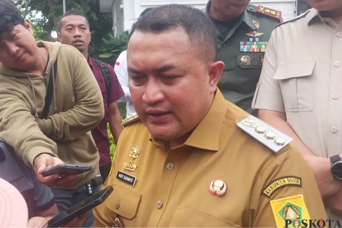 Bupati Bogor, Rudy Susmanto memberikan pernyataan kepada awak media di Pemkab Bogor, Senin, 3 November 2025. (Sumber: Poskota/Giffar Rivana)