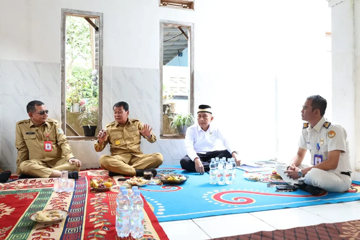 Bupati Tangerang, Moch. Maesyal Rasyid (kedua dari kiri) saat meninjau pembangunan Majelis Ta’lim Darul Mujtaba, Desa Klebet, Kecamatan Kemiri, Senin, 3 November 2025. (Sumber: Dok. Pemkab Tangerang)