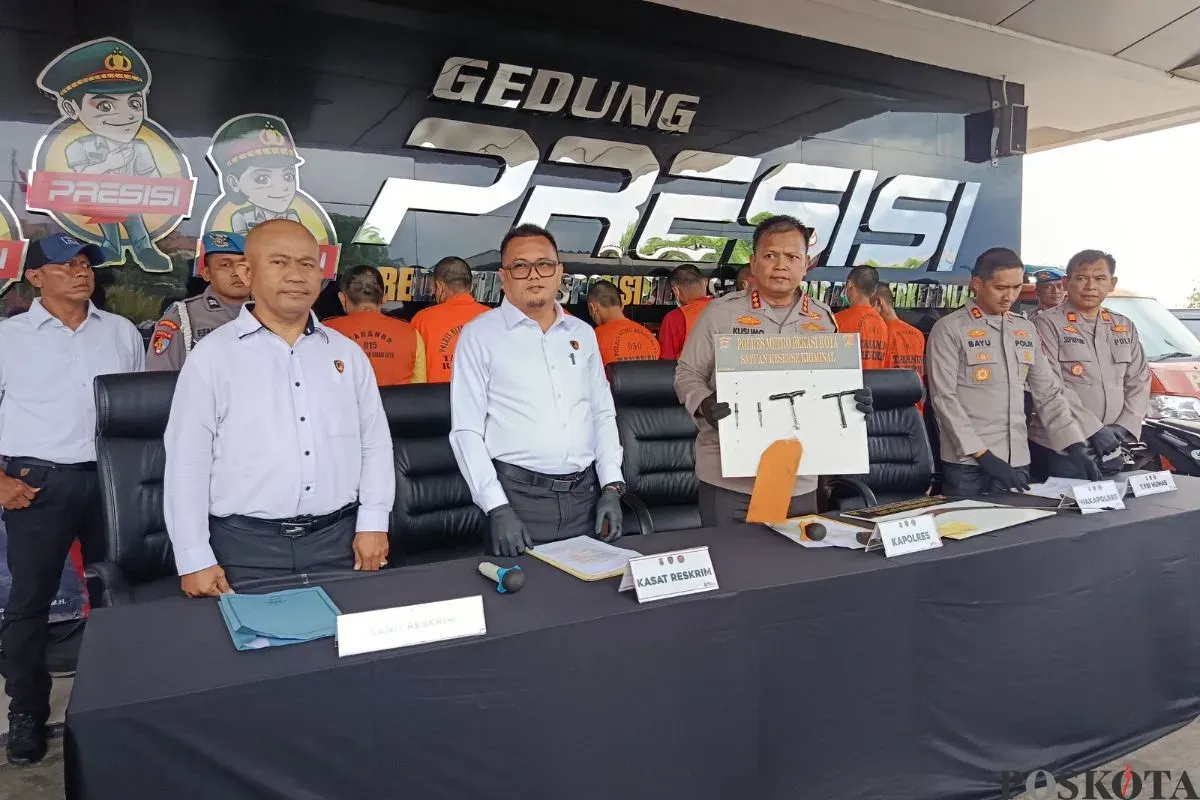 Konferensi pers pengungkapan kasus curanmor di Mapolres Metro Bekasi Kota, Marga Jaya, Bekasi Selatan, Senin, 3 November 2025. (Sumber: Poskota/Nurpini Aulia Rapika)