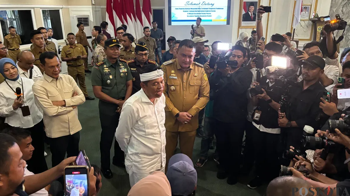 Gubernur Jabar Dedi Mulyadi didampingi Bupati Bogor Rudi Susmanto menemui warga terdampak penutupan tambang. (Sumber: Poskota/Giffar Rivana)