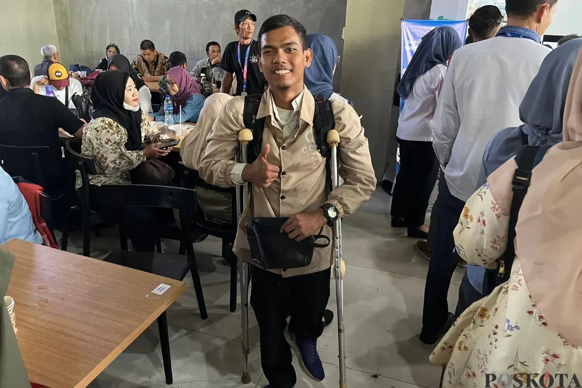 Arief, 24 tahun, disabilitas daksa sedang mencari pekerjaan di Jobfair di Taman Ismail Marjuki (TIM), Jakarta Pusat, Senin, 3 November 2025. (Sumber: Poskota/Pandi Ramedhan)
