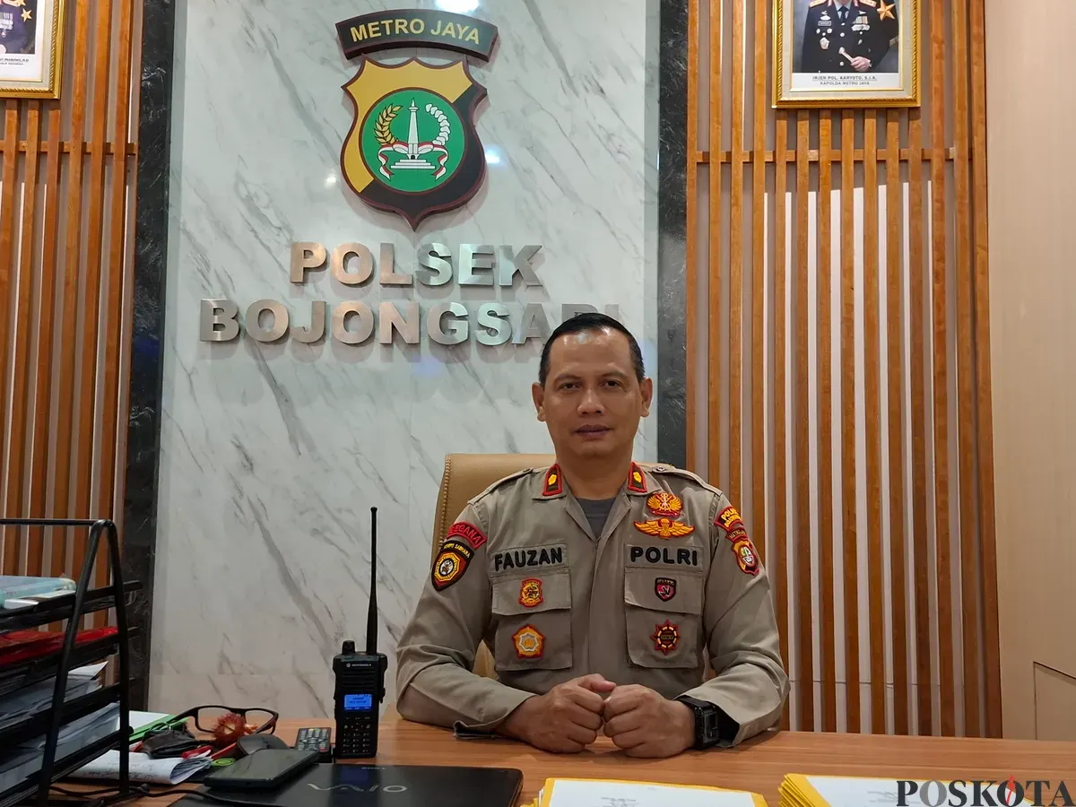 Kapolsek Bojongsari Kompol Fauzan Thohari memberikan keterangan terkait penangkapan tiga pelaku tawuran yang membacok dua pelajar di Sawangan, Depok. (Sumber: Poskota/Angga Pahlevi)