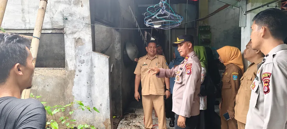 Kapolsek Kragilan Kompol Dwi Hary saat meninjau lokasi kebakaran rumah di Desa Cisait, Kabupaten Serang. (Sumber: Dok. Humas Polres Serang)