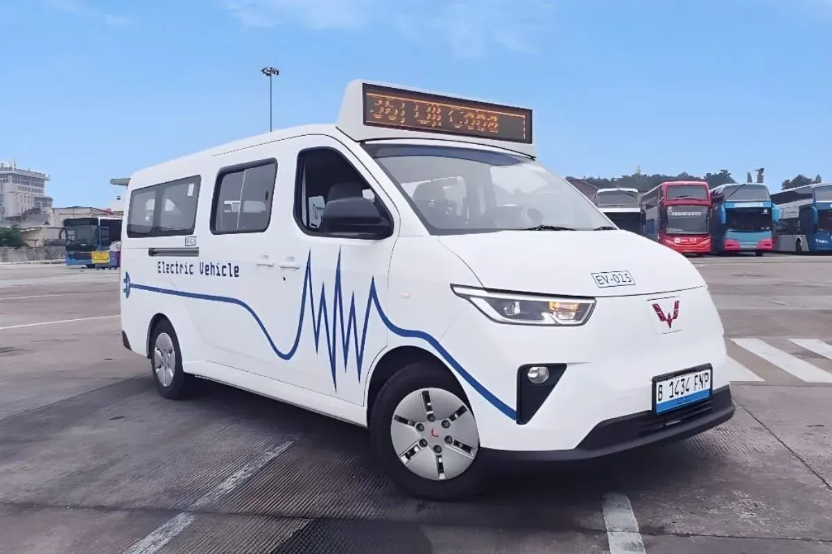 Wuling dan TransJakarta resmi menandatangani MoU untuk uji coba mobil listrik Mitra EV. (Sumber: Dok. Wuling)