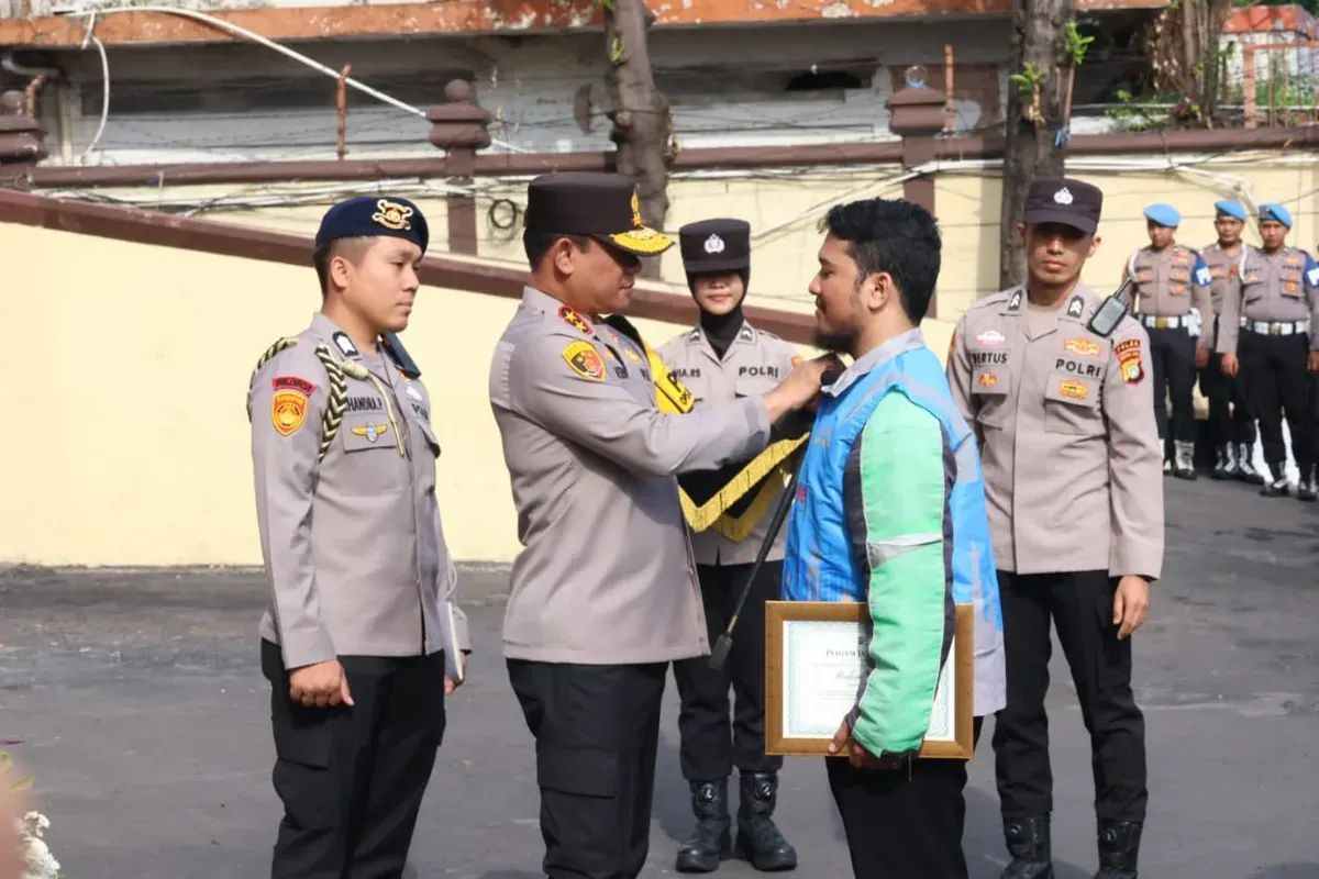 Kapolda Metro Jaya, Irjen Pol Asep Edi Suheri memberikan penghargaan kepada sopir ojek online (ojol) di Polres Metro Jakarta Timur, Senin, 3 November 2025. (Sumber: Dok. Humas Polda Metro Jaya)