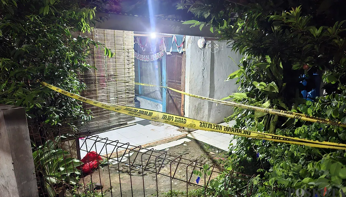 Kondisi rumah yang menjadi TKP pembunuhan seorang pemuda dipasang garis polisi di Kampung Panjang, Kecamatan Bojonggede, Kabupaten Bogor. (Sumber: POSKOTA | Foto: Angga Pahlevi)